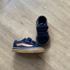 Vans Old Skool V sneakers. NAVY and Tan size 3